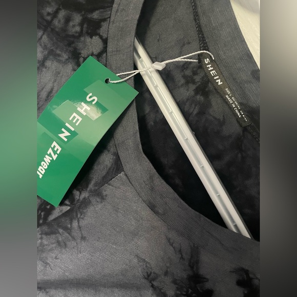 New! SHEIN EZwear Tie-Dye Wash Twist-Front Tee - Picture 4 of 4